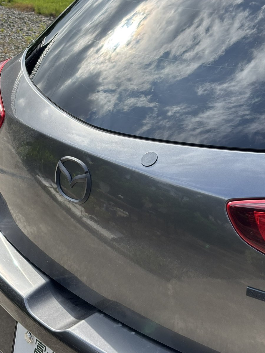 MeNKoU_MAZDA2's tweet image. 本日のお仕事
①リアガラス スモークフィルム施工
仕上りは絶望😔
②リアワイパーレスキット装着
マシーングレーの代わりにメテオグレー😎
③ステアリングカバー取付
本革ハンドルには付けたくないけど汗っかき💦なので仕方なく😓
#MAZDA2
#車弄り