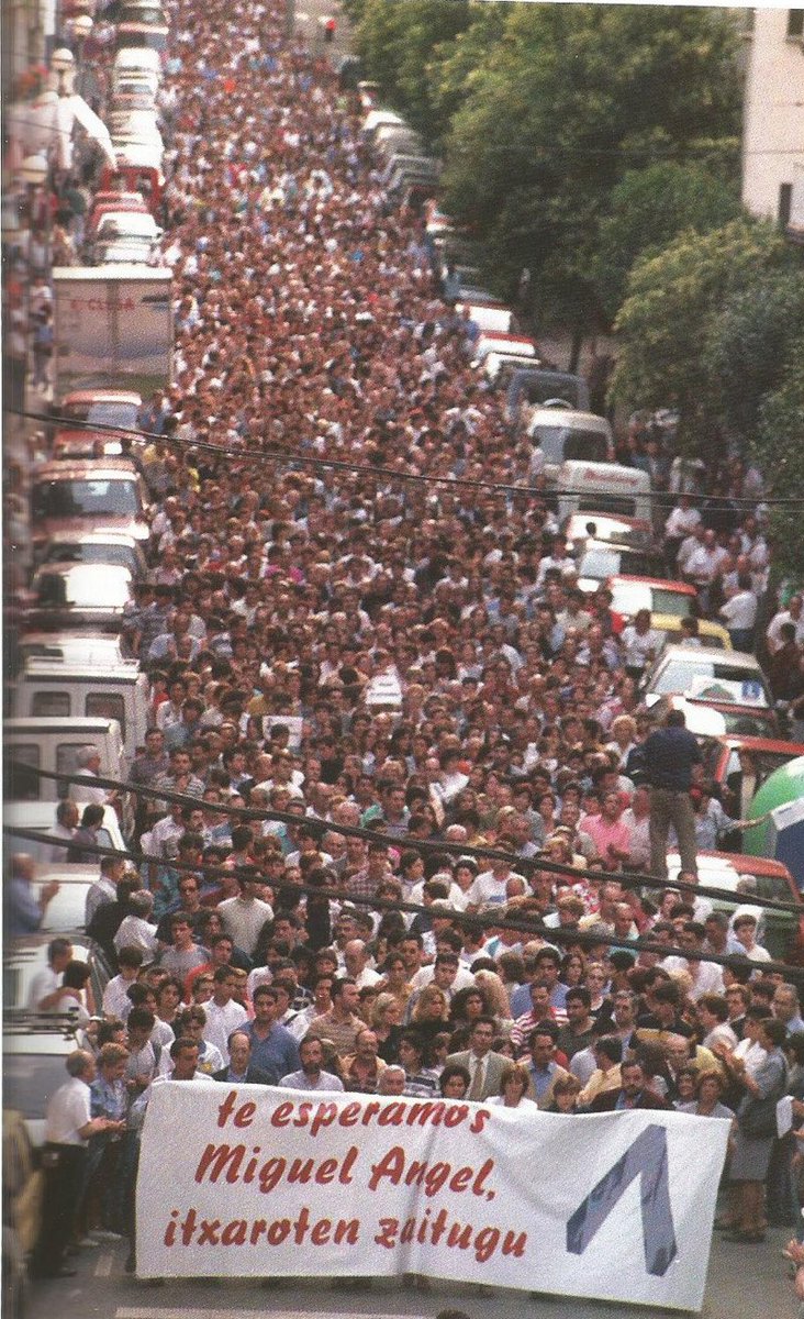 BenderOfuscado's tweet photo. Hoy se cumplen 28 años de la muerte de Miguel Ángel Blanco.

Toda España se puso de acuerdo para salir a la calle a gritarle a ETA que eran unos asesinos hijos de puta.

Sabéis qué no había en las manifestaciones? Banderitas. Porque no se politizaba el terrorismo.

No como ahora. https://t.co/hTM3JPon5J