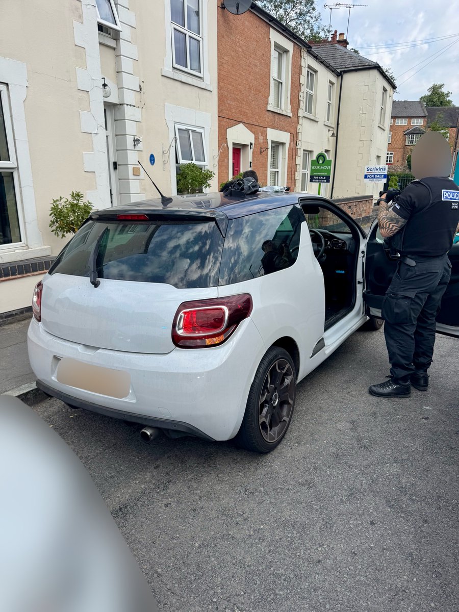 Trafficwmp's tweet image. #RoadCrimeTeam officers saw this cloned car in Coventry which was linked to a male who had been on the run from prison for almost 3 years. It was pursued before he was arrested where we found he had a 🔪 in his waistband, a machete, £3k in cash & a large amount of class A drugs.