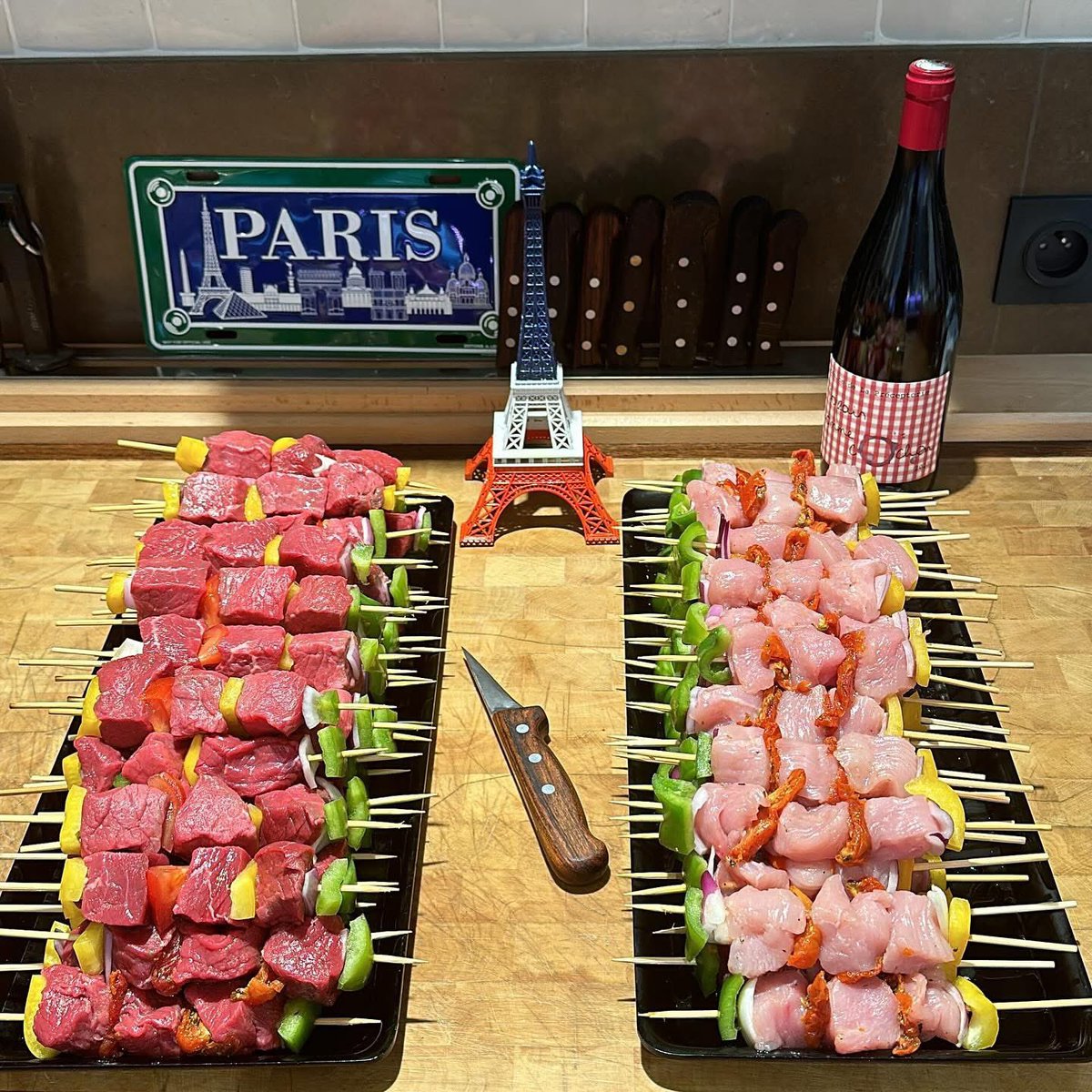 Il pleut ?
Opération brochettes pour du plaisir dans les assiettes !
Volaille ou bœuf 🥩?
D’mande à ta meuf !
Un p’tit coup d’rouge !
Le soleil bouge !☀️
#brochette #meat #meatlover #boeuf #beef #volaille #chicken #barbecue #barbecuetime #diner #artisan #butcher #boucherie