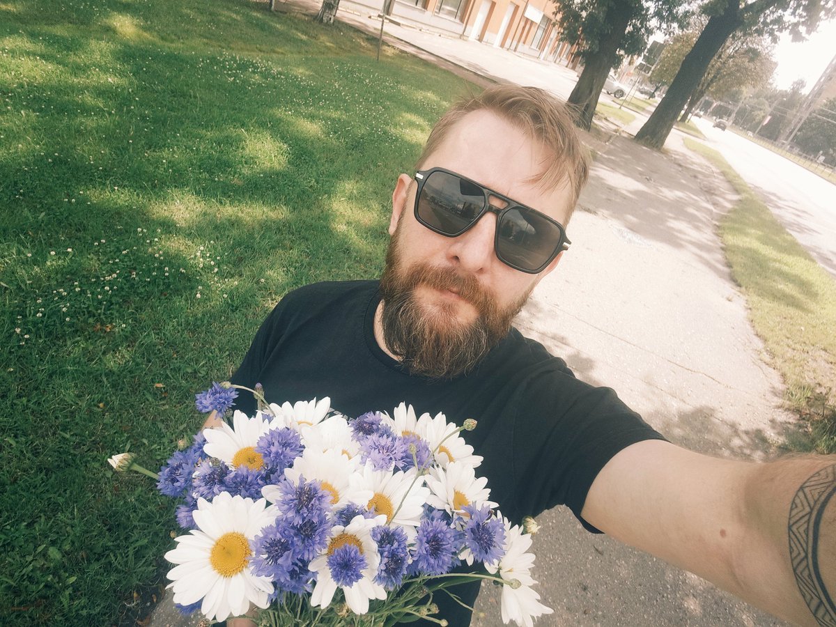 Principā jau pats ar šito pušķi varētu iet gājienā, bet ies Alma 😀