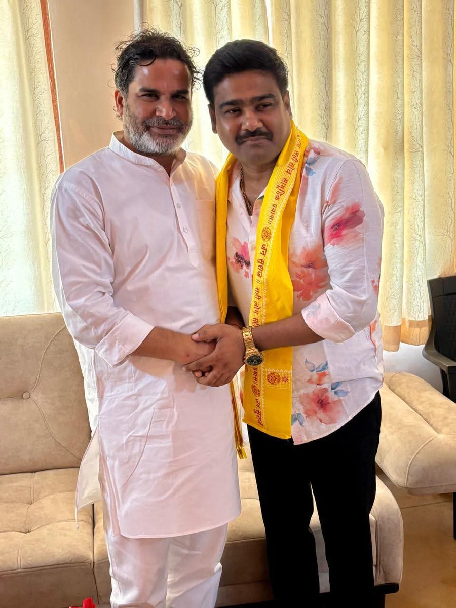 jsp4bettiah's tweet photo. भोजपुरी भाषा के मशहूर गा���क और कलाकार आलोक कुमार जी जन सुराज से जुड़े! https://t.co/WZWnwtFkm0