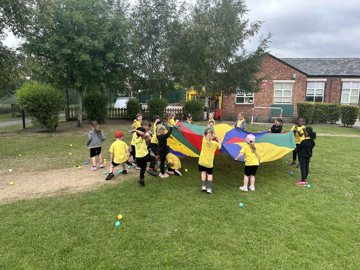 We had so much fun in the sun this week playing parachute games in Class 12☀️🪂