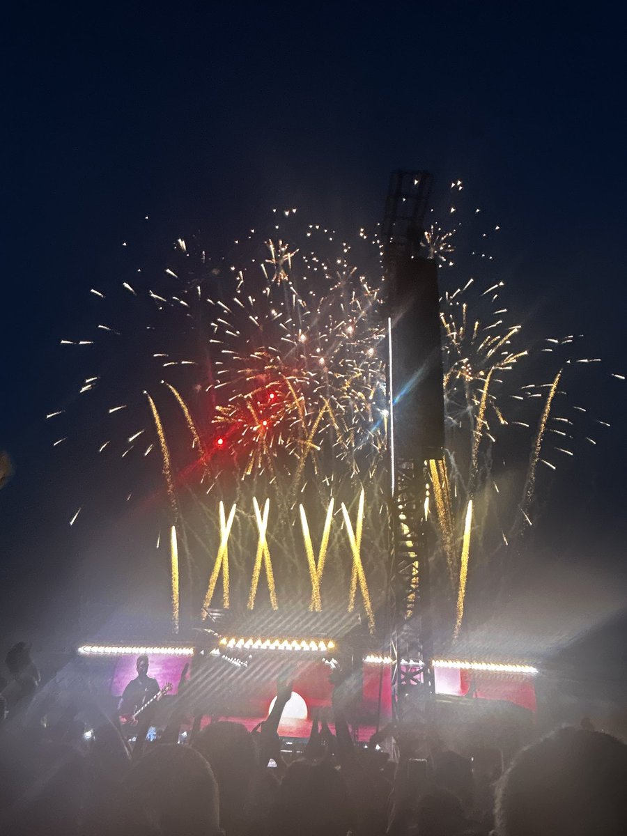 LukeWalshFCHT's tweet image. Genuinely can’t describe how good Yesterday was👏
With all the hype Oasis were under so much pressure to put On a performance and they certainly delivered.
The atmosphere was absolutely nuts. Definitely glad I bought a ticket now🫡