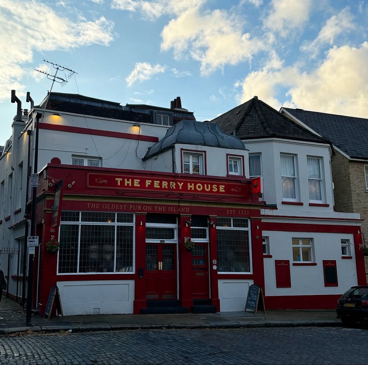 LondonPubMap's tweet photo. The Ferry House
📍26 Ferry St, London E14 3DT
The oldest surviving pub on the island dating back to 1722. There’s a Fives dartboard in the back room is you fancy a game of arrows. #ferryhouse https://t.co/sEngXqbD6w
