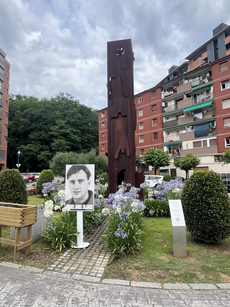 Carlos Iturgaiz (@carlositurgaiz) on Twitter photo Reunido hoy con mis compañeros del <a href="/PPVasco/">Partido Popular Vasco</a> en #Ermua para recordar y homenajear a mi compañero Miguel Angel Blanco, secuestrado y asesinado hace 28 años por los criminales terroristas etarras.
Su memoria y la de las demás víctimas, jamás desaparecerán de nuestras almas.
DEP. Reunido hoy con mis compañeros del <a href="/PPVasco/">Partido Popular Vasco</a> en #Ermua para recordar y homenajear a mi compañero Miguel Angel Blanco, secuestrado y asesinado hace 28 años por los criminales terroristas etarras.
Su memoria y la de las demás víctimas, jamás desaparecerán de nuestras almas.
DEP.