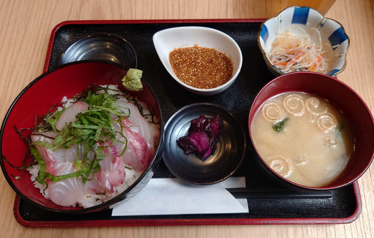 higuchi_to_Hi's tweet photo. 魚好亭　海鮮丼
内田家　ラーメンBランチ
プロカッチ　カツカレー
大地のうどん　冷やしごぼう天、肉 https://t.co/kQVzPF5aQu