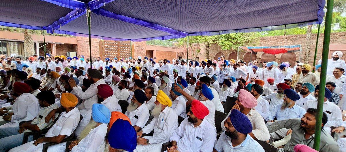 Akali_Dal_'s tweet photo. ਸਾਬਕਾ ਵਿਧਾਇਕ ਸ. ਕੰਵਰਜੀਤ ਸਿੰਘ ਰੋਜ਼ੀ ਬਰਕੰਦੀ, ਜਿੰਨ੍ਹਾਂ ਨੂੰ ਸ਼੍ਰੋਮਣੀ ਅਕਾਲੀ ਦਲ ਵੱਲੋਂ ਜ਼ਿਲ੍ਹਾ ਸ੍ਰੀ ਮੁਕਤਸਰ ਸਾਹਿਬ ਦੇ ਮੁੱਖ ਸੇਵਾਦਾਰ (ਪ੍ਰਧਾਨ) ਦੀ ਜਿੰਮੇਵਾਰੀ ਮਿਲੀ ਹੈ, ਨੇ ਅੱਜ ਆਪਣੇ ਸੈਂਕੜੇ ਸਮਰਥਕਾਂ ਨਾਲ ਪਿੰਡ ਬਾਦਲ ਵਿਖੇ ਪੁੱਜ ਕੇ ਪਾਰਟੀ ਪ੍ਰਧਾਨ ਸ. ਸੁਖਬੀਰ ਸਿੰਘ ਜੀ ਬਾਦਲ ਦਾ ਧੰਨਵਾਦ ਕੀਤਾ ਅਤੇ ਆਪਣੇ ਵੱਲੋਂ ਪਾਰਟੀ ਦੀ ਚੜ੍ਹਦੀ ਕਲਾ ਲਈ ਪੂਰੀ ਤਨਦੇਹੀ ਨਾਲ ਮਿਹਨਤ ਕਰਨ ਦਾ ਵਿਸ਼ਵਾਸ ਵੀ ਦਿਵਾਇਆ। ਇਸ ਮੌਕੇ ਸ. ਬਾਦਲ ਨੇ ਸਾਰਿਆਂ ਨੂੰ "ਜੀ ਆਇਆਂ ਨੂੰ" ਆਖਿਆ ਅਤੇ ਸਭ ਨੂੰ ਇੱਕ ਜੁੱਟ ਹੋ ਕੇ ਪੰਥ, ਪੰਜਾਬ ਅਤੇ ਪਾਰਟੀ ਲਈ ਨਿਰੰਤਰ ਮਿਹਨਤ ਕਰਨ ਦੀ ਅਪੀਲ ਵੀ ਕੀਤੀ।