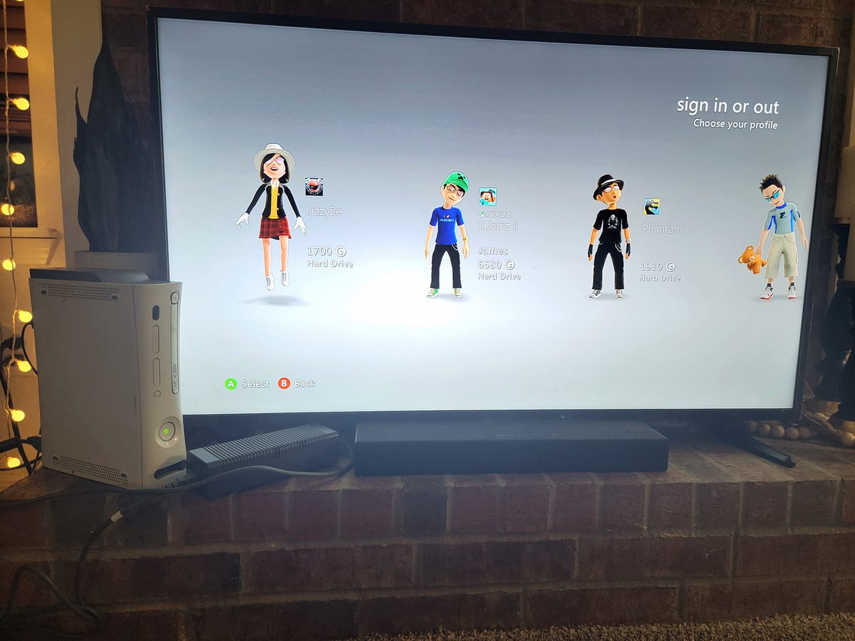 Just booted up the old Xbox 360. What games should we play? 🤔