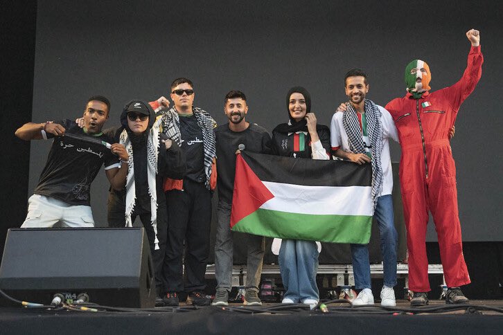 KNEECAP (@kneecapceol) on Twitter photo Euskadi. Eskerrik asko.
Our first gig in the Basque Country ❤️
Made even better by having <a href="/solbandgaza/">SOL BAND صول</a> from Gaza join us on stage 🇵🇸 Euskadi. Eskerrik asko.
Our first gig in the Basque Country ❤️
Made even better by having <a href="/solbandgaza/">SOL BAND صول</a> from Gaza join us on stage 🇵🇸