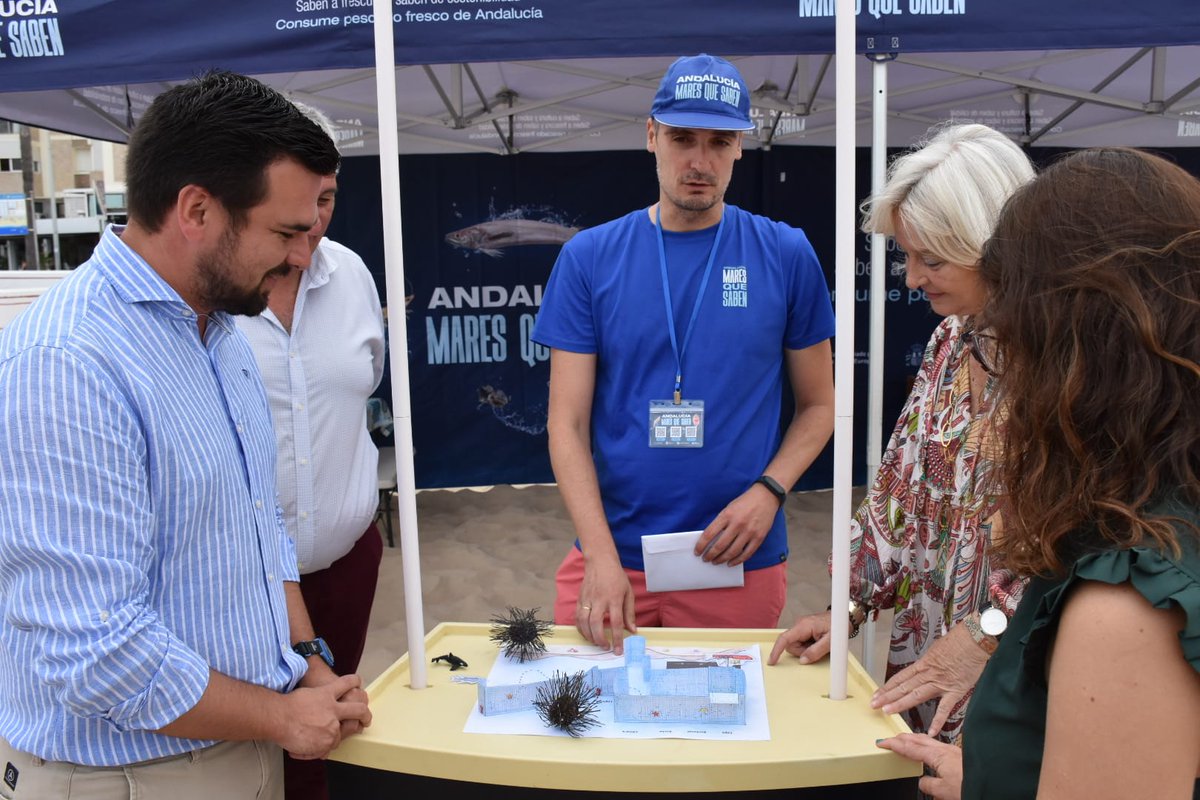 🐟Esta semana ha comenzado el recorrido de la campaña 'Andalucía, mares que saben' por #Cádiz 

🏖️Acudirá a 17 playas de la provincia este verano

<a href="/AgriculturAnd/">Consejería AgriPesca</a> <a href="/AgapaAndalucia/">Agencia de Gestión Agraria y Pesquera de Andalucía</a> promociona el consumo de productos pesqueros y acuícolas

<a href="/fran_morenog/">Fran Moreno</a> 

vivacadiz.es/cadiz/1909498/…