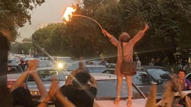 EnghelabIran22's tweet image. ما فراموش نمیکنیم. نه سرکوب را، نه خونها را، نه سکوتهای اجباری را.
ما همه با هم هستیم زن و مرد، پیر و جوان، کرد و فارس، بلوچ و ترک برای یک آرمان مشترک:
آزادی، عدالت، و پایان دیکتاتوری.
این انقلاب صدای نسلیست که دیگر نمیترسد.
تا روزی که پرچم آزادی بر فراز ایران برافراشته شود،…