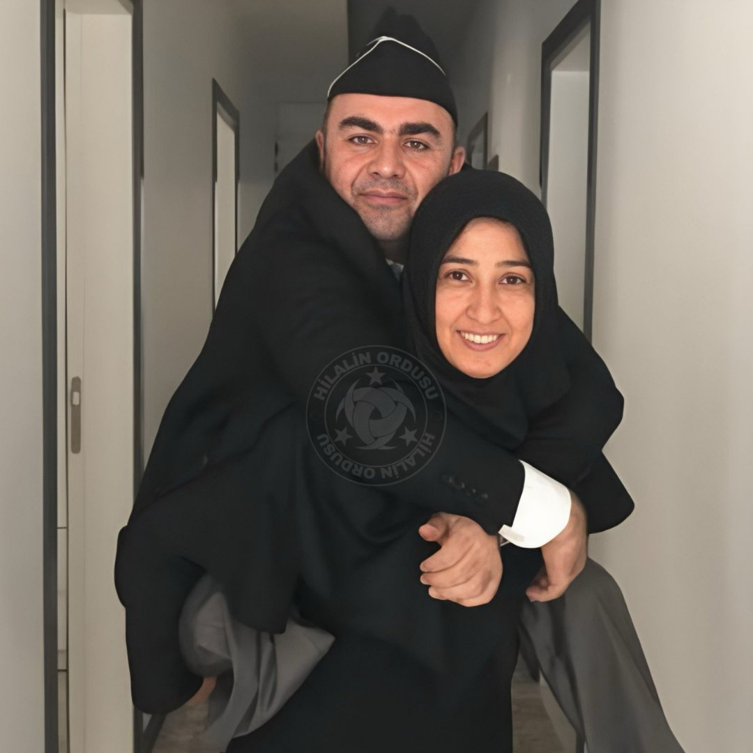 Attığı son adımda mayına bastı;
İki bacağını kaybetti.

Her sabah protezlerini takıp hayata yeniden başlıyor. En büyük desteği fedakar eşi; gerektiğinde sırtında taşıyor...

Bu topraklar, onun gibi yiğitlerle vatan oldu...
 
Minnettarız...
Gazi Hikmet Özcanlı 🇹🇷