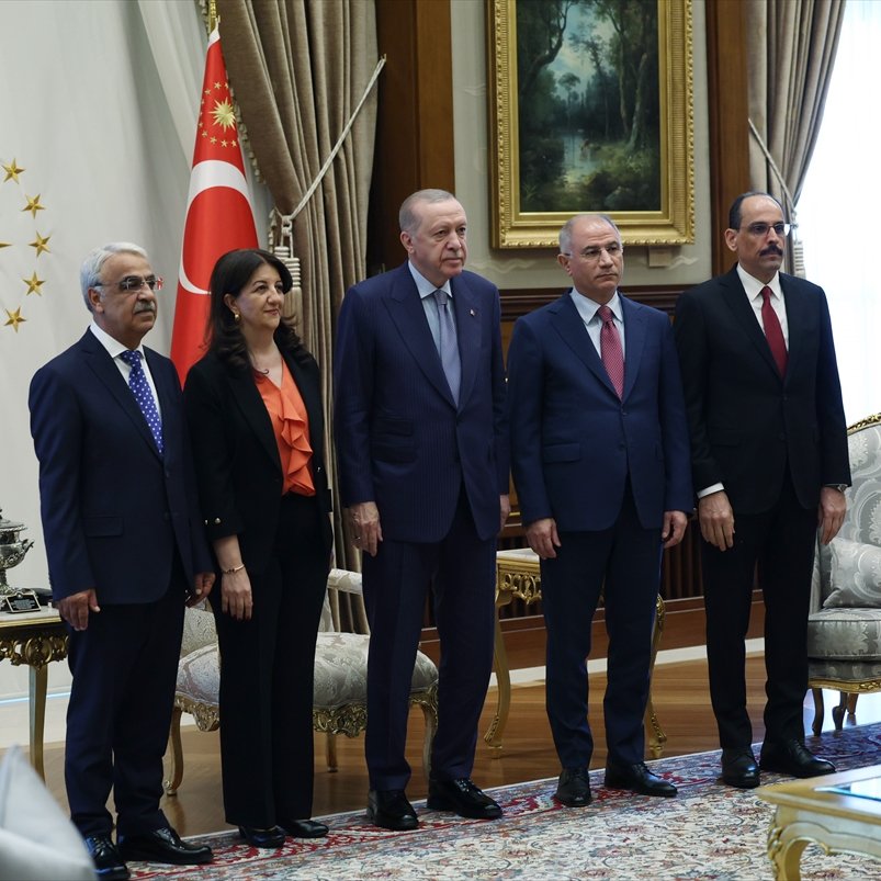 İki yıl önce CHP'li siyasetçileri şehit cenazesine sokmayan güruh, bugün AKP-MHP-DEM ittifakına tek laf etmiyor.

Ve inanır mısınız, 'terörist' hala CHP!