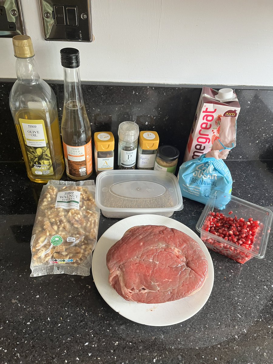 💥 A good bit of beef brisket from the local butchers! Lots of interesting flavours here that came together really well, especially the pomegranate and served with a tasty chermoula!

🌟💫 Recipe and ingredients taken from: realfood.tesco.com/recipes/walnut…