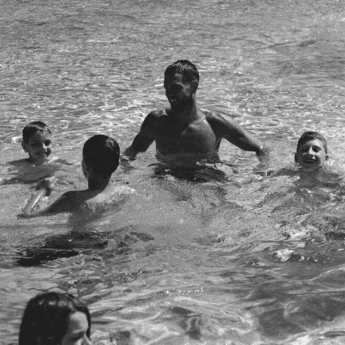 El miércoles fuimos a la piscina! Y aunque el agua estaba congelada no faltaron las risas y los juegos! Esta mañana volvemos para seguir por la tarde con los ultimos entrenos y competiciones! 🏊‍♀️

🏀🏀🏀

#10AñosCampusAlexLlorca #campusalexllorca #baloncesto #campus #lugo