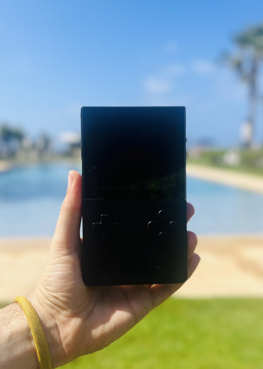 RetroGameLoveP1's tweet image. Aprovechando los últimos días en Formentera con una partidita al R-Type 🚀 en la Analogue Pocket #analogue