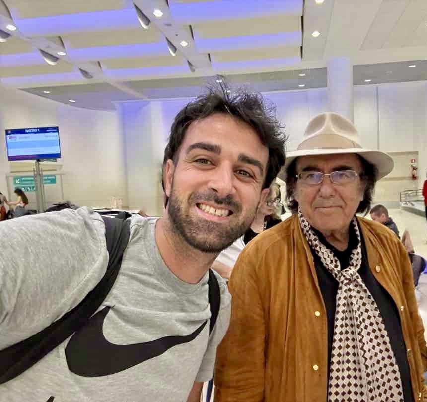 🎤 Emozioni in volo ✈️  
Incontri che restano nel cuore: oggi in aeroporto ho avuto l’onore di incrociare uno dei più grandi artisti della nostra musica, una voce che ha fatto cantare il mondo intero #Albano ❤️  
#MusicaItaliana #AlbanoCarrisi #IconeItaliane #LeggendeVive #Italia