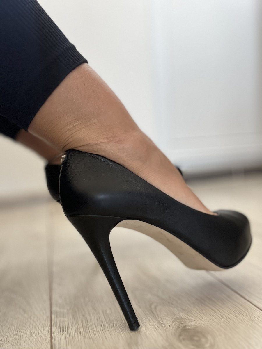 Just a shy girl starting out 🖤  
Selling feet pics, socks &amp; custom content  
💋 DMs open  
💸 Payment: Revolut / PayPal

Looking for my first buyer 👀  
RTs appreciated 😘  
#feet #feetseller #feetfinder #footfetish