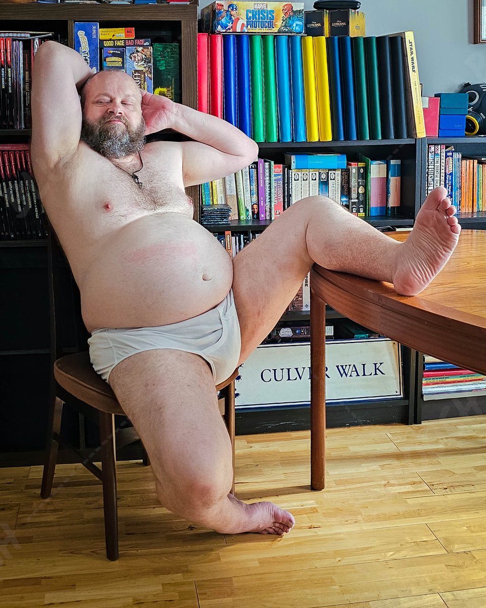 Good morning, Saturday! Feeling great, so will keep that going for as long as I can! Make time for yourself, you are important. Big Squishy Weekend Bear Hugs! 🥰🩲🌈🐾🧸🔁
More Stuff --&gt; linktr.ee/bluboosh