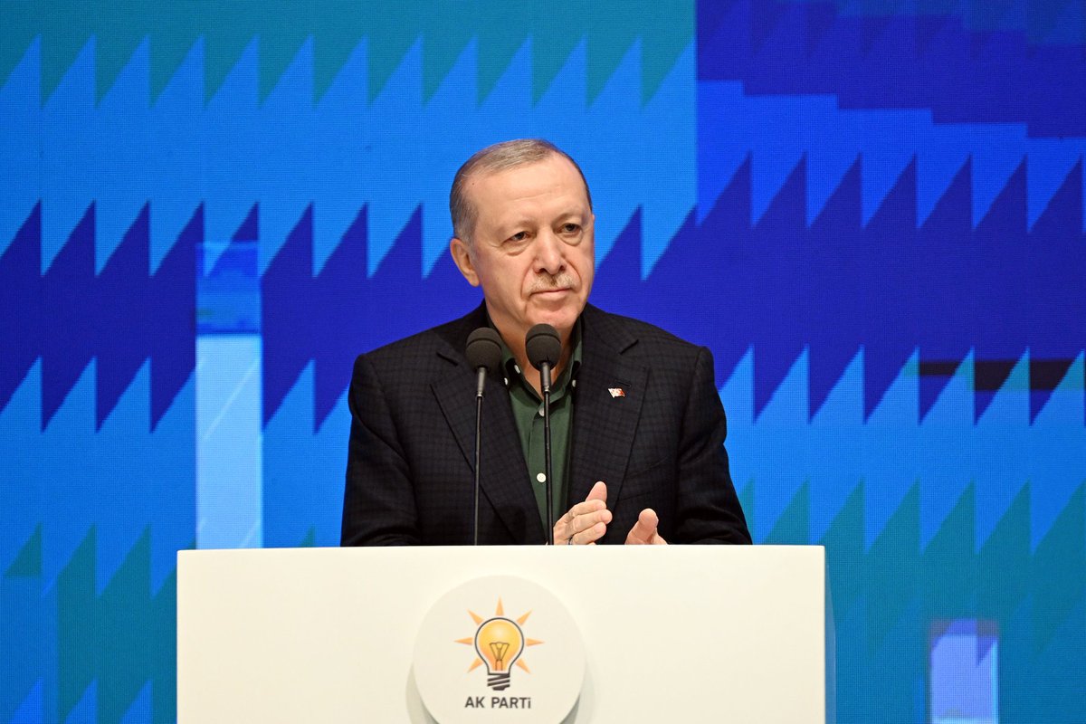 Cumhurbaşkanı Erdoğan: 
•“TBMM'de bir komisyon kurulacak. AK Parti, MHP ve DEM Parti heyetiyle bu süreci pişirerek geleceğe taşıyacağız. 
•“Hiç kimseyi incitmeden, sürecin hassasiyetine uygun, işin süratle nihayetlenmesi için kolaylaştırıcı olacağız. Silah teslimini titizlikle