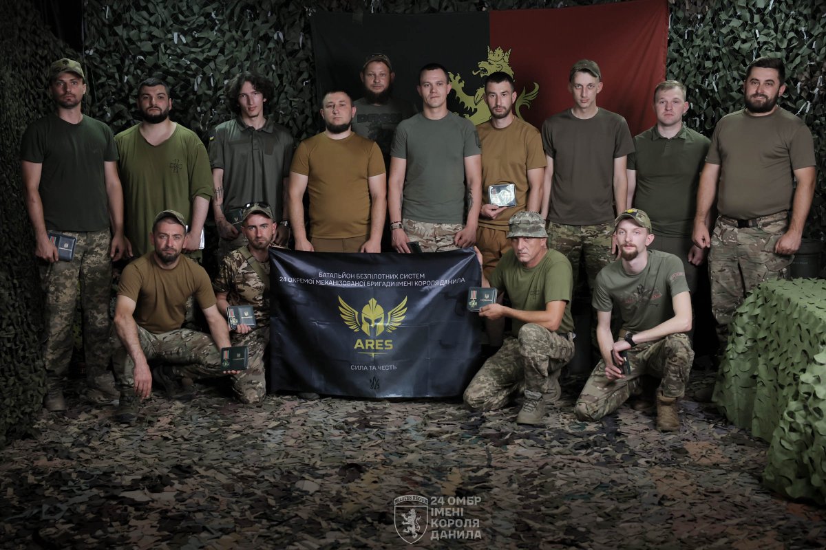 24th_brigade's tweet image. Нагородження воїнів.
За виконання бойових завдань, мужність та вірність присязі бійців батальону безпілотних систем «АРЕС» 24 ОМБр нагородили відомчими відзнаками.
Ці воїни знищували та продовжують нищити ворога в Часовому Яру.
Служимо українському народові! Слава Україні!
