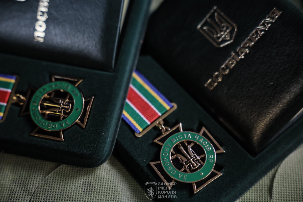 24th_brigade's tweet image. Нагородження воїнів.
За виконання бойових завдань, мужність та вірність присязі бійців батальону безпілотних систем «АРЕС» 24 ОМБр нагородили відомчими відзнаками.
Ці воїни знищували та продовжують нищити ворога в Часовому Яру.
Служимо українському народові! Слава Україні!
