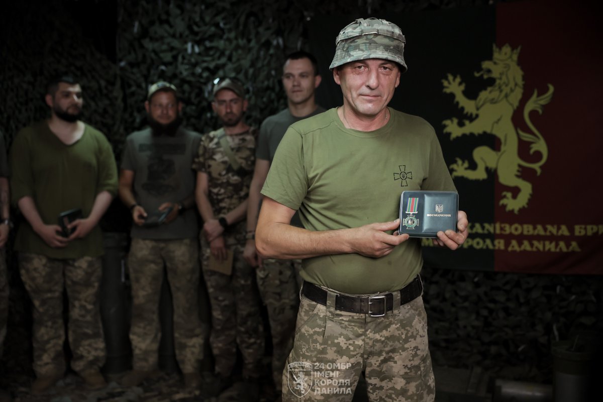 24th_brigade's tweet image. Нагородження воїнів.
За виконання бойових завдань, мужність та вірність присязі бійців батальону безпілотних систем «АРЕС» 24 ОМБр нагородили відомчими відзнаками.
Ці воїни знищували та продовжують нищити ворога в Часовому Яру.
Служимо українському народові! Слава Україні!