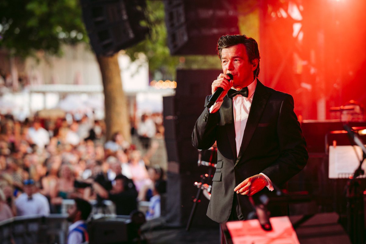 midascampaigns's tweet image. It’s official… @henleyfestival is never gonna give you up! Accompanied by an epic big band, last night’s headliner #RickAstley delighted the Floating Stage audience with his era-defining anthem & classic swing hits 🎤
Cooling down from the heatwave on the gorgeous riverside,…