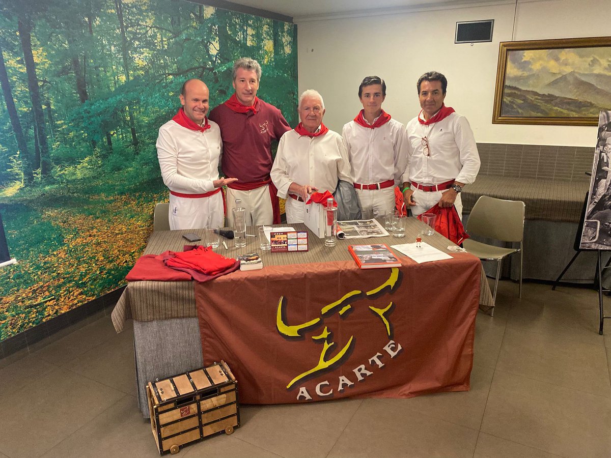 Sexto encierro de los San Fermines 2025, con toros de Don José Escolar, que ha estado presente en nuestro coloquio post encierro junto a su yerno, el matador de toros “El Fundi”, y su nieto. 
Mañana más…