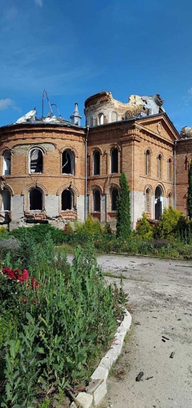 shalt_not_kill's tweet image. In Miropillia, Sumy district, the Orthodox St. Nicholas Bishop's Monastery courtyard was destroyed by Russian attacks. As a result of a direct hit, the central part of the St. Nicholas Church was destroyed - the dome, central tower, floors, roof, and roofing collapsed. The church…