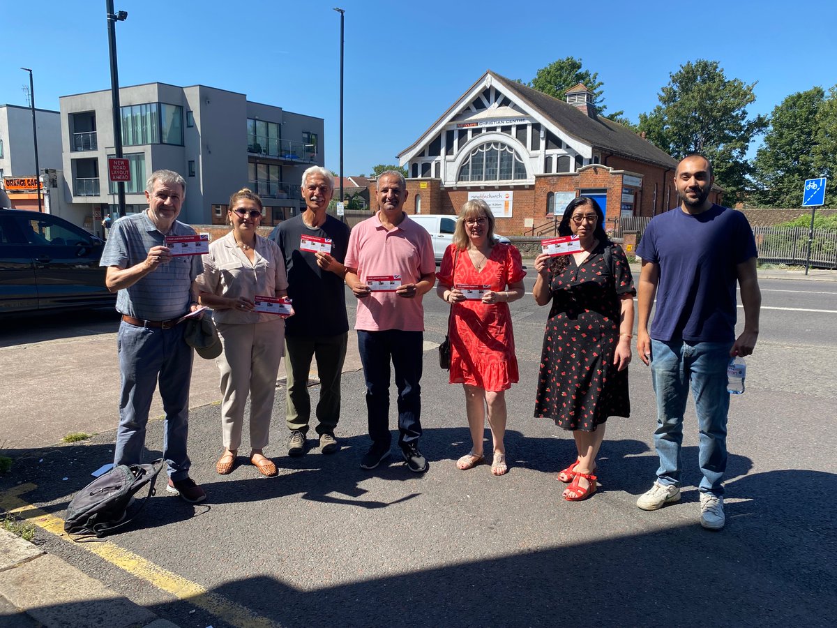 Pleased to speak with residents and local businesses in Palmers Green this morning ☀️ 

Lots of positive feedback and support from residents 🌹 

As Enfield Labour we’re working hard to create a stronger, safer, and cleaner Enfield ✅