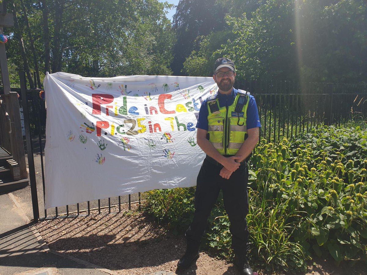 Local officers are supporting the Pride In Castle event at The Brampton today from 12pm-4pm. Come along to meet your local PCSO's and say hello! 👮 👋 🚔