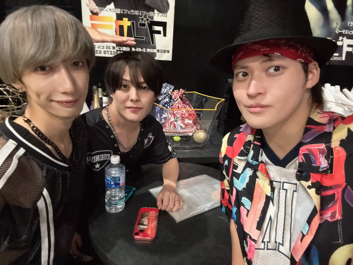 leon_shigeki's tweet photo. 本日はJyuku Fes.
ありがとうございました!✨
今日から3DAYS!!
明日は大塚HeatsNEXTさん、
翌日は赤羽ReNYさんで
ライブさせていただきます!!
最後まで一緒に楽しんでいこうね🦁🔥
#LASTLAND のユズさんと奏汰さん!📸
#アニノマス の未来さん!📸
#フォーエース https://t.co/OPSFuNb1aI