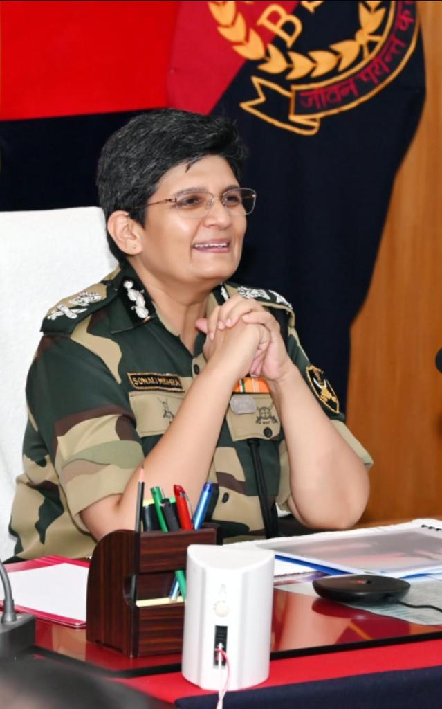 Ramashankarsh19's tweet image. सोनाली मिश्रा RPF की पहली महिला DG बनीं।
सोनाली मिश्रा IPS वर्तमान में मध्य प्रदेश पुलिस में विशेष महानिदेशक के पद पर कार्यरत हैं, 31 जुलाई 2025 को सेवानिवृत्त हो रहे RPF महानिदेशक मनोज यादव से पदभार ग्रहण करेंगी। इनका कार्यकाल 31 अक्टूबर 2026 सेवानिवृत्ति तक रहेगा