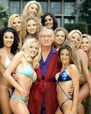 A lo largo de las décadas, "La Mansión Playboy" fue VISTA como el DESTINO definitivo para la socialización se*ualizada.  

"Hugh Hefner" construyó y dirigió la MANSION bajo sus propios términos, MVRI0 en 2017, CERRANDO las puertas de este LEGENDARIO palacio.

Pero los SECRETOS y