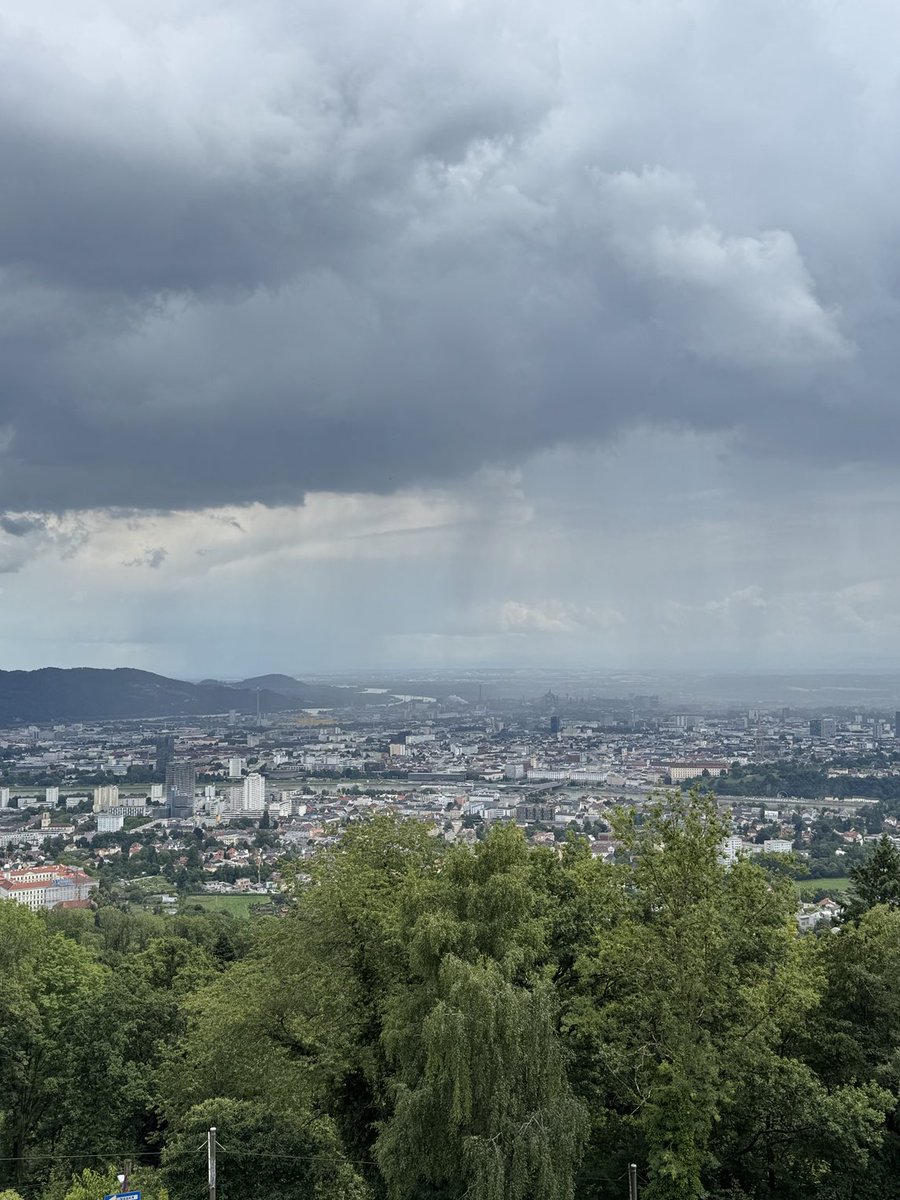 Wenn schon die #Mühlkreisbahn nicht fährt (Schienenersatzverkehr - das „schreckliche“ Wort 😅), dann wenigstens als guten Ersatz auf den Linzer Pöstlingberg, samt Ausblick auf das stabile Sommerwetter 😎. #Linz