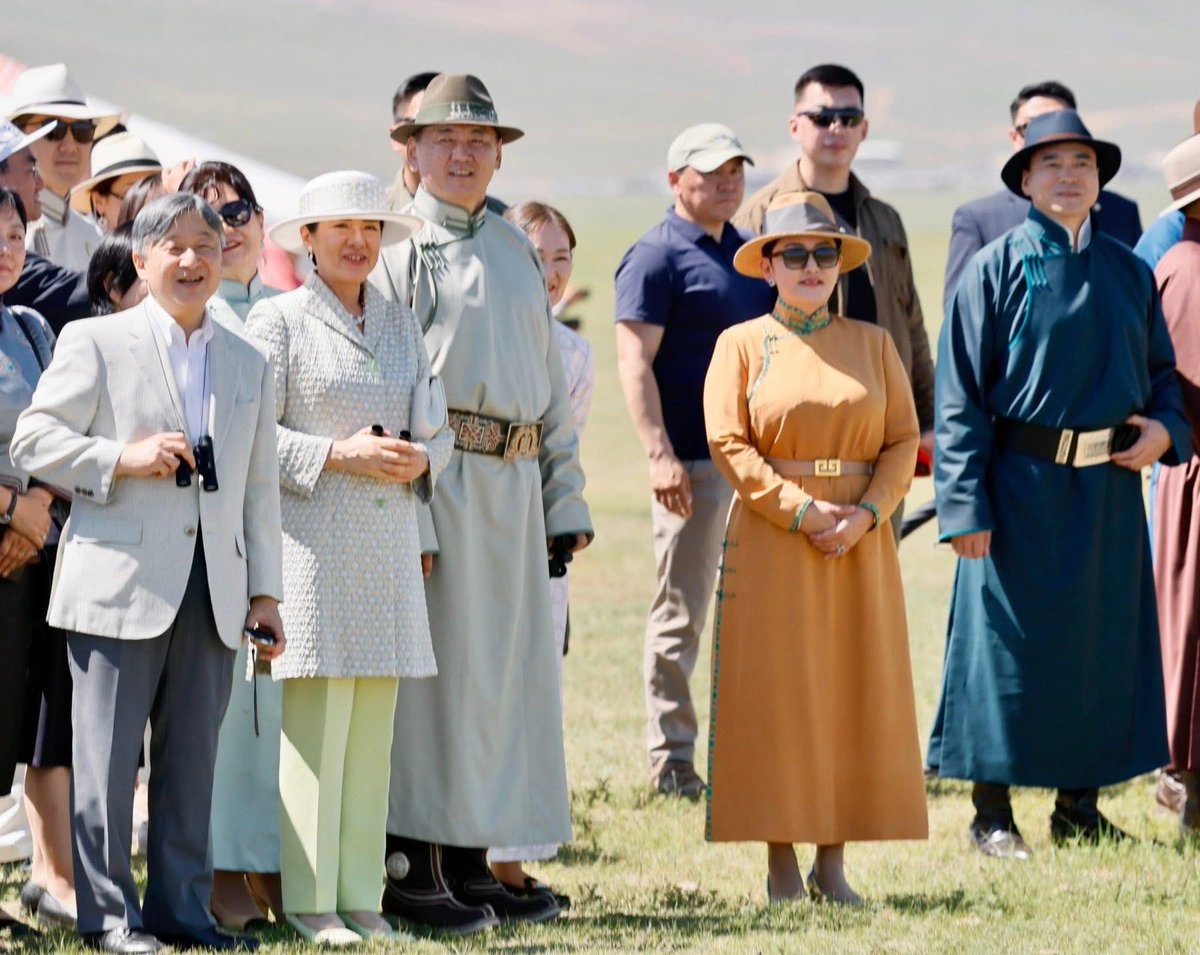 Ямар гоё зураг вэ дээлнүүд нь нэг тийм гоё элдэв хачиргүй 

Их Эзэн Хаан Хатан хоёр инээсээр л байгаад буцах нь дээ 

Маргааш хөлөгийн жолоо залах бил үү 

Сайн яваарай урт удаан наслаарай
 🇯🇵  🫶 🇲🇳