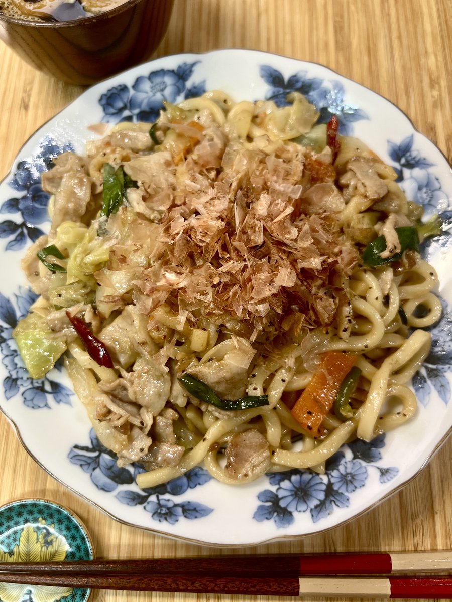 hiyokko_were's tweet image. 焼きうどん/日式炒乌冬面
ーーーーーー
我家的炒乌冬面用的是芝麻油、辣椒、大蒜、木鱼花高汤粉、酱油、耗油等。经过几次尝试,最近终于确定这个调味料的组合。我觉得味道很有层次,有香气,有鲜味,还有一点微辣,非常开胃。
①用微波炉加热乌冬面,切好蔬菜(今天用包菜、洋葱、青椒等)…