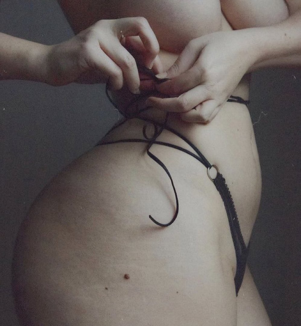 اقولك براحه بيوجعني 🥵
احلي بكتير
من اني اقولك دخله و انت مدخله للاخر🤬🤦‍♀️