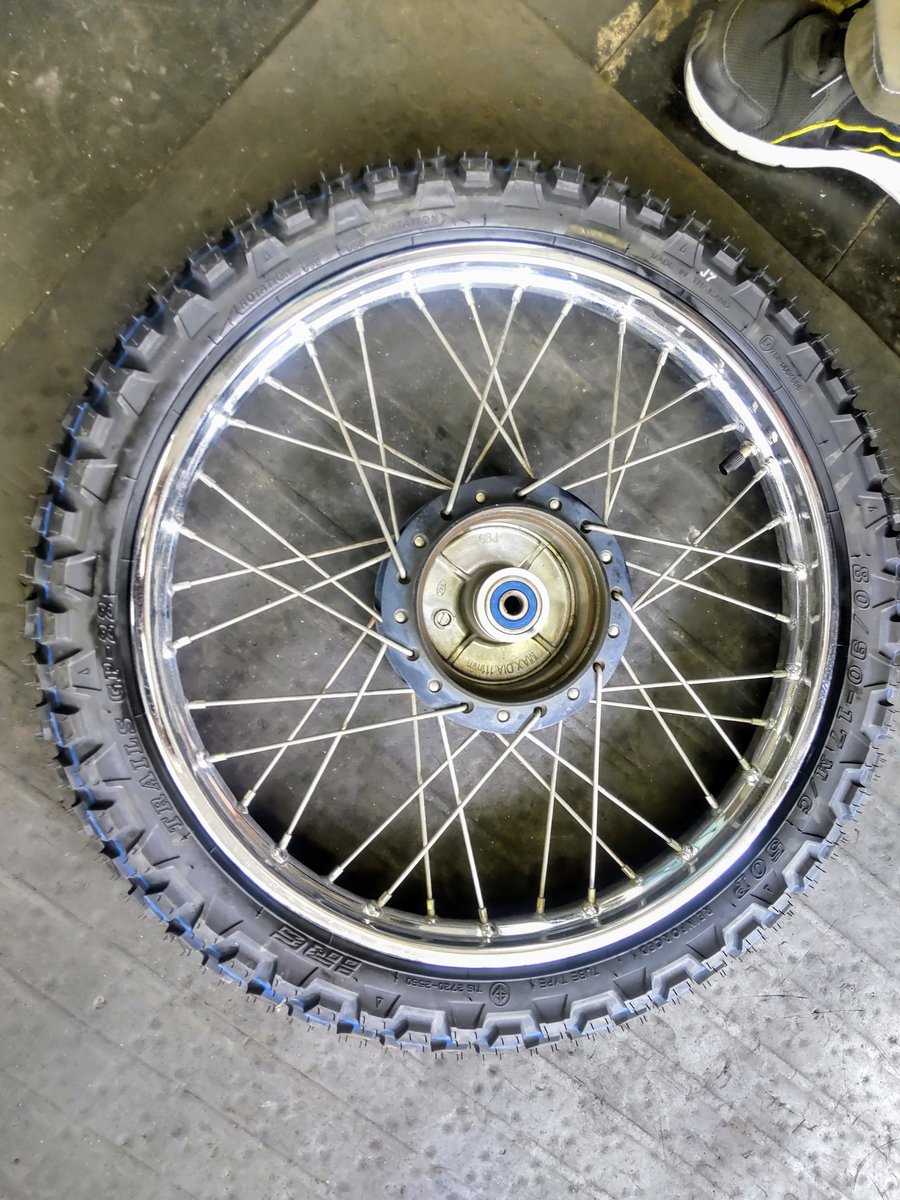 元祖ハンターカブ CT110❇️
林道デビューするのでオフロード走行に適したタイヤ前後交換🔧
なかなか年代物のバイクになりましたね😁
#取手市 #バイク #HONDA #タイヤ交換 #オートバイ #茨城県