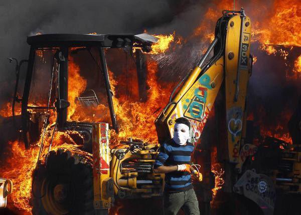 7 Şubat MİT kumpası ve MİT TIR'larının durdurulması FETÖ ihanetinin ilk adımlarıydı. 2013'te Gezi Parkı'nda başlatılan kalkışmayla sokaklarda kaos yaratılmaya çalışıldı. Emniyetteki FETÖ'cülerin tahrikiyle başlayan olayların ekonomiye büyük maliyeti oldu. Tüm bu provokasyonlar 15