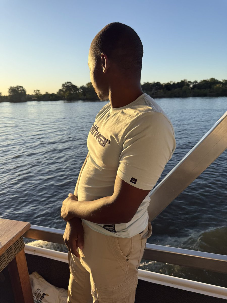 PoteDior's tweet image. Friday Sunset a Wanderlust Feeling. Somewhere in the world, the sun is painting the sky just like this… Where’s your favorite sunset spot? 

#sunsetphotography #Sunset #sunsetmoments #sunsetlover