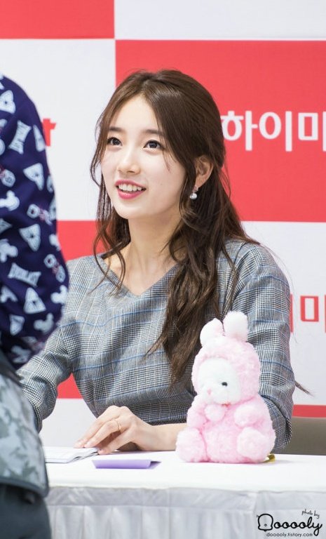 수지 명동팬싸 쏘 스윗했던거 갑자기 생각나네
하이마트는 당시 내 기준 수지실물 역대급 탑5로 존예여신이었음