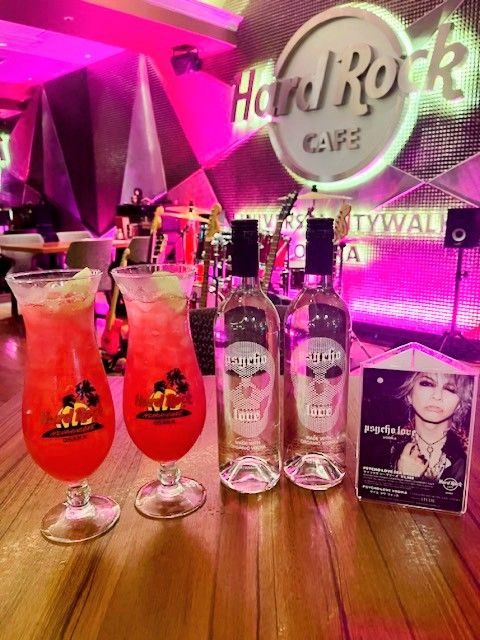 PSYCHOLOVEVODKA's tweet image. ハードロックカフェ ユニバーサル・シティウォーク大阪店 では「PSYCHO LOVE」を使用したスペシャルカクテル「サイコラヴ シーブリーズ」を 7月11日(金)から22日(火)まで販売中 !!
期間限定のメニューを是非お楽しみください !!
#HARDROCKCAFE
#HYDEINSIDELIVE2025WORLDTOUR
#PSYCHOLOVEVODKA…