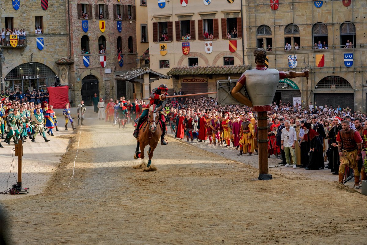 #TuscanTradition  #nottobemissed
The thrill of the #GiostradelSaracino in #Arezzo! This centuries-old medieval jousting tournament pits the city's four historic districts against each other for the Lancia d'Oro in Piazza Grande! bit.ly/saracino_arezzo