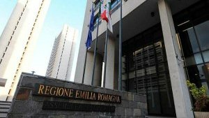 Cisl_ER's tweet photo. #lafinestrasuifatti Patto per il lavoro e per il clima, l’appello di @filippopieri  ai vertici della @RegioneER : 🗣️“𝐒𝐢𝐚𝐦𝐨 𝐢𝐧 𝐫𝐢𝐭𝐚𝐫𝐝𝐨, 𝐥’𝐢𝐧𝐭𝐞𝐬𝐚 𝐝𝐨𝐯𝐞𝐯𝐚 𝐞𝐬𝐬𝐞𝐫𝐞 𝐜𝐡𝐢𝐮𝐬𝐚 𝐞𝐧𝐭𝐫𝐨 𝐥’𝐞𝐬𝐭𝐚𝐭𝐞. E' quanto mai necessario aggiornare e rafforzare un accordo che vada a individuare 𝐧𝐨𝐧 𝐬𝐨𝐥𝐨 𝐥𝐞 𝐩𝐫𝐢𝐨𝐫𝐢𝐭𝐚̀, 𝐦𝐚 𝐚𝐧𝐜𝐡𝐞 𝐥𝐞 𝐚𝐳𝐢𝐨𝐧𝐢 𝐝𝐚 𝐦𝐞𝐭𝐭𝐞𝐫𝐞 𝐢𝐧 𝐜𝐚𝐦𝐩𝐨. E occorre fare presto perché finora 𝐥’𝐨𝐜𝐜𝐮𝐩𝐚𝐳𝐢𝐨𝐧𝐞 ha retto, ma è evidente che con il perdurare di questa situazione 𝐥𝐞 𝐫𝐢𝐩𝐞𝐫𝐜𝐮𝐬𝐬𝐢𝐨𝐧𝐢 𝐬𝐚𝐫𝐚𝐧𝐧𝐨 𝐢𝐧𝐞𝐯𝐢𝐭𝐚𝐛𝐢𝐥𝐢 𝐚𝐧𝐜𝐡𝐞 𝐬𝐮 𝐪𝐮𝐞𝐥 𝐟𝐫𝐨𝐧𝐭𝐞” 🎧https://t.co/ZaXt5DFPlb