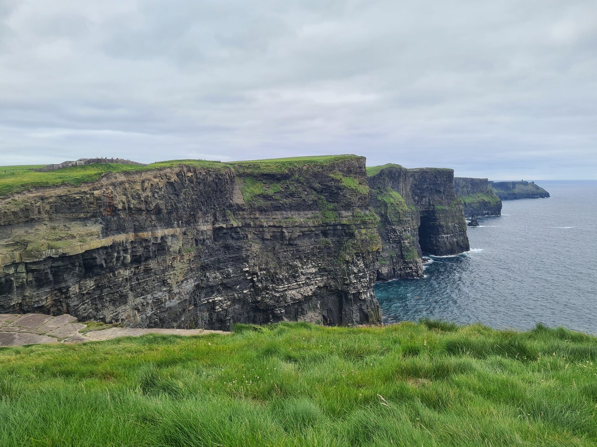 Fierce windy at the cliffs 😄 10年ぶりぐらいかな、モハーの崖。家族が遊びに来た時にしか行かないですよね、こういう場所は。#アイルランド