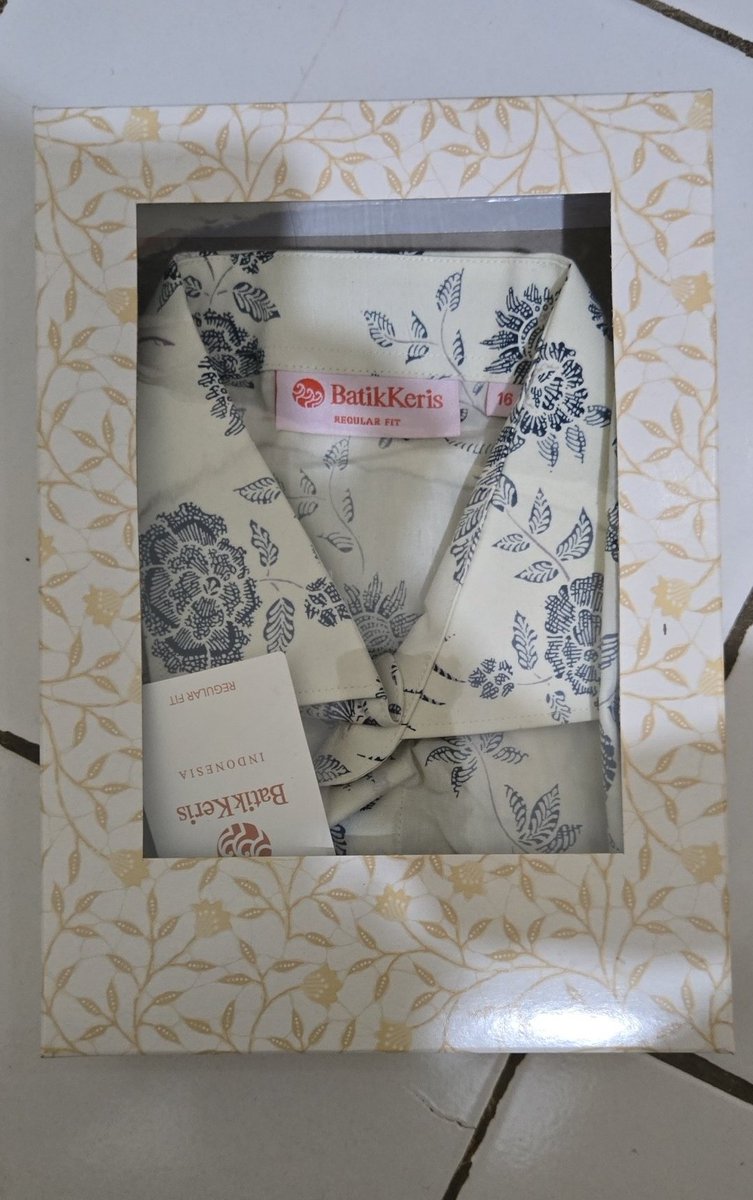 mo0mindan's tweet photo. yang mau ni batik keris gue jual 500k bisa nego. Baru bgt beli kekecilan. Masih ada struknya jg. Uk. 16/L ya. Hmu thru dm. Makasih😞🙏 https://t.co/MsgmuQ4JC0