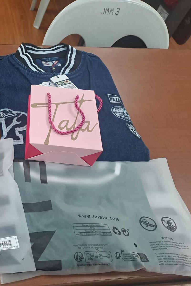 AchsaJoy58620's tweet photo. @rainraincelmar Natanggap mo ba yung gift ko sayo? pasensya na hindi expensive baka di mo magustuhan eme lang hahaha @rainraincelmar 

#AskRain https://t.co/LQmmerC4LS